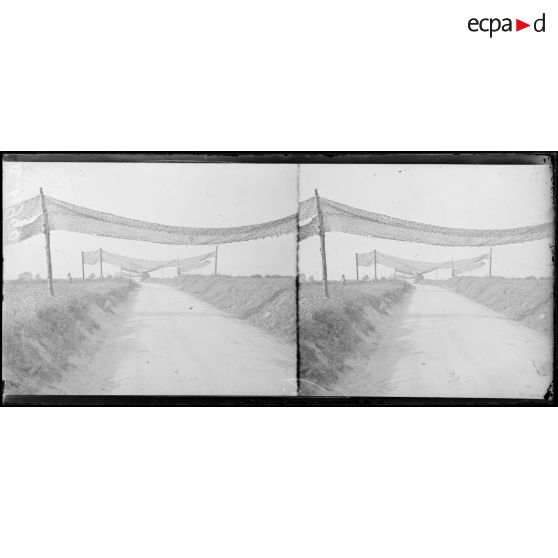 La Boissière (Somme), le camouflage allemand de la route. [légende d'origine]