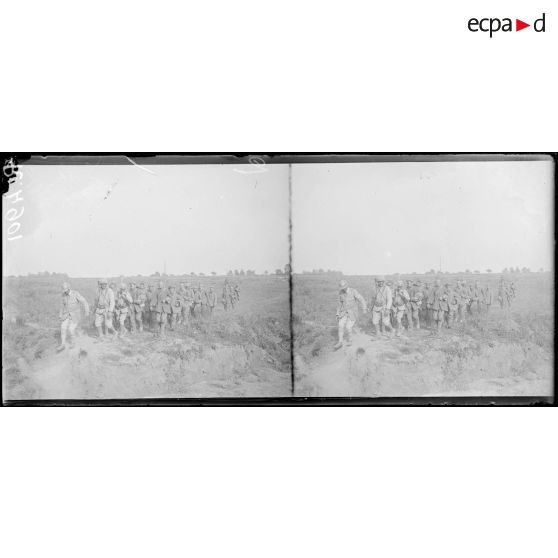 Près de Tilloloy (Somme), prisonniers allemands venant des lignes. [légende d'origine]