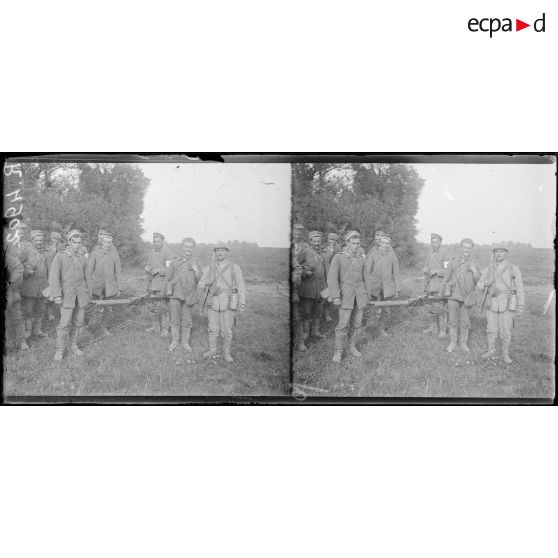 Près de Tilloloy (Somme), deux prisonniers portant un fusil mitrailleur allemand. [légende d'origine]