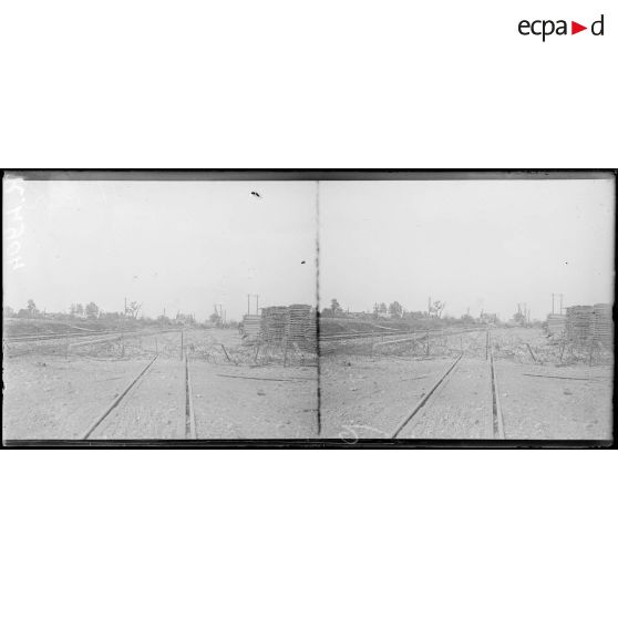 Dancourt (Somme), la voie ferrée et la gare. [légende d'origine]