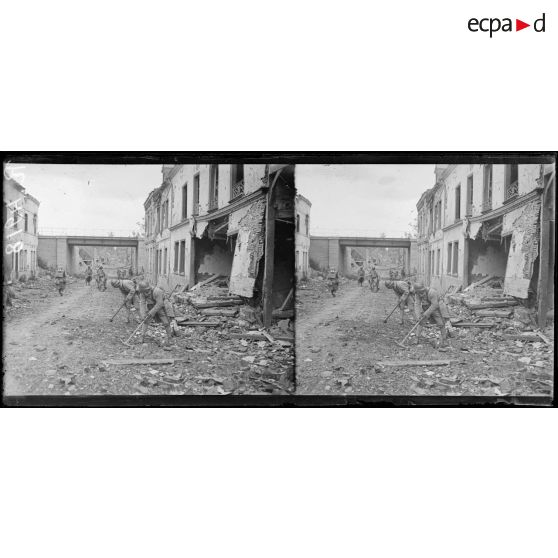 Route de Roye Amiens. Dès la prise de Roye, des équipes du génie sont occupées à nettoyer les routes. [légende d'origine]