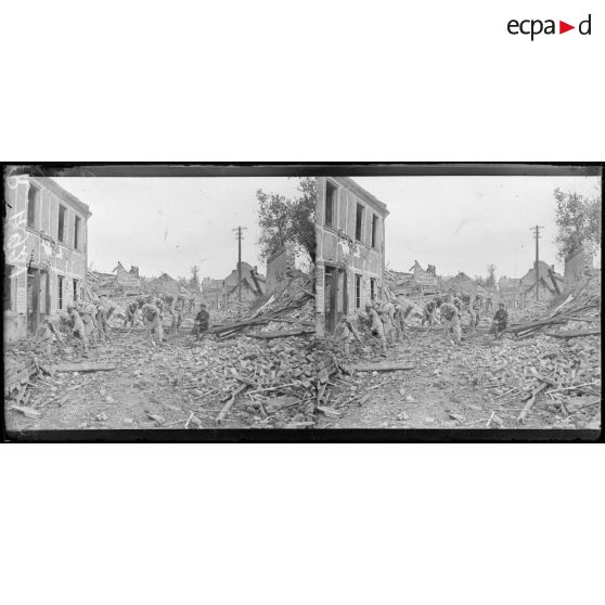 Roye. Le Génie à l'ouvrage dans des rues de Roye. [légende d'origine]