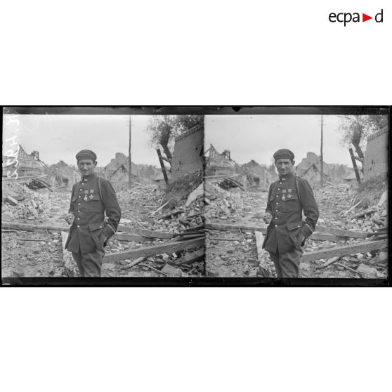 Roye. Le lieutenant Paillisse du 65ème Chasseurs (56e DI) qui à la tête de sa compagnie entra le premier dans Roye. [légende d'origine]