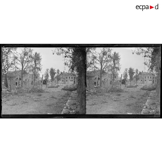 Roye. L'avenue de la gare (au fond la gare). [légende d'origine]