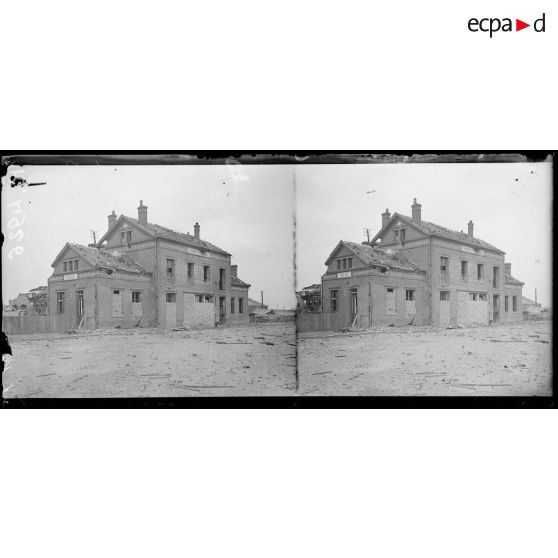 Roye. La gare (aspect extérieur). [légende d'origine]