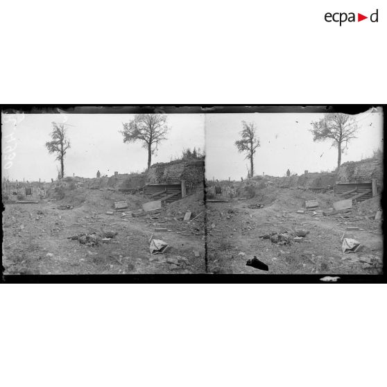 Roye. Un poste de secours dans les anciennes premières liges allemandes ; cadavres allemands. [légende d'origine]