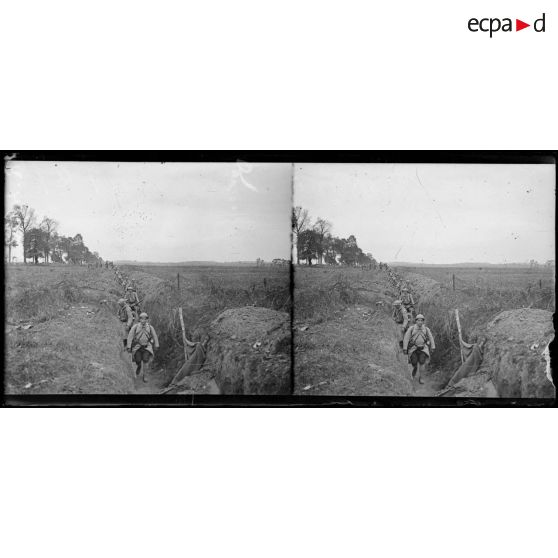Nord de Roye. Les fantassins progressent dans la plaine. [légende d'origine]