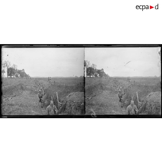 Nord de Roye. Les fantassins progressent dans la plaine. [légende d'origine]