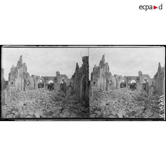 Roye (Somme). L'intérieur de l'église. [légende d'origine]