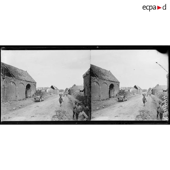 Champien (Somme). L'entrée du village. [légende d'origine]