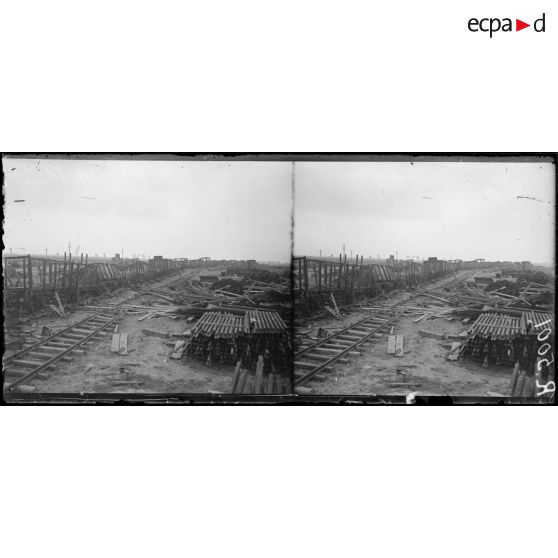 Fresnoy-lez-Roye (Somme). Train de munitions allemand que nous avons fait sauter. [légende d'origine]