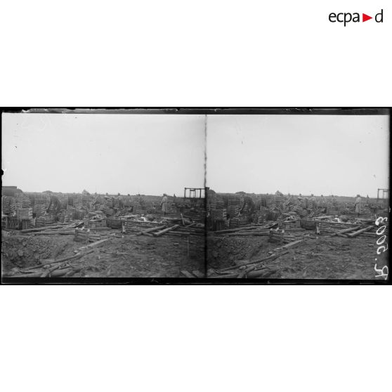 Fresnoy-lez-Roye (Somme). Caisses d'eau minérale abandonnées par les allemands. [légende d'origine]