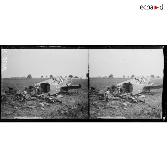 A l'est de Nesle (Somme). Avion allemand LVG abattu le 28 août ; les cadavres des deux aviateurs. [légende d'origine]