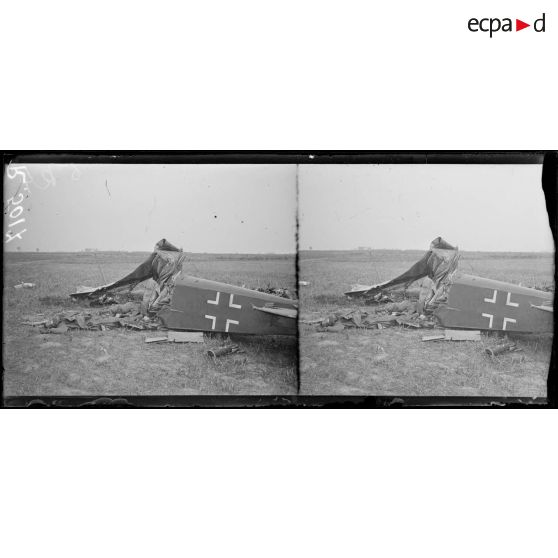 A l'est de Nesle (Somme). Avion allemand LVG abattu le 28 août ; les cadavres des deux aviateurs. [légende d'origine]