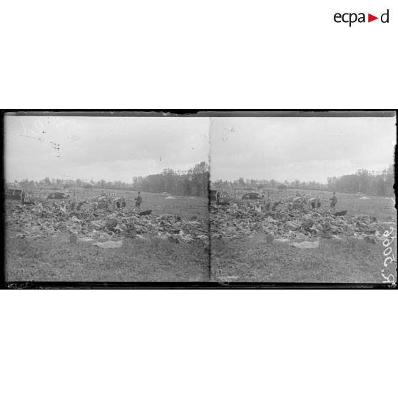 Roiglise (Somme). Vêtements, chiffons, objets divers. [légende d'origine]