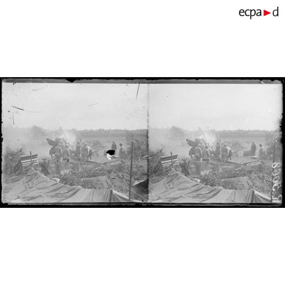 A l'est de Roye. Batterie de 155 Schneider en action à la lisière de la forêt de Champien. [légende d'origine]