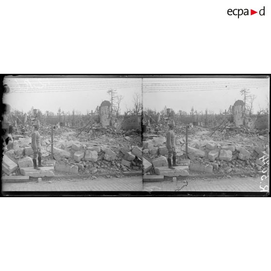 Montdidier. Uns chapelle de soldats dans les ruines. [légende d'origine]