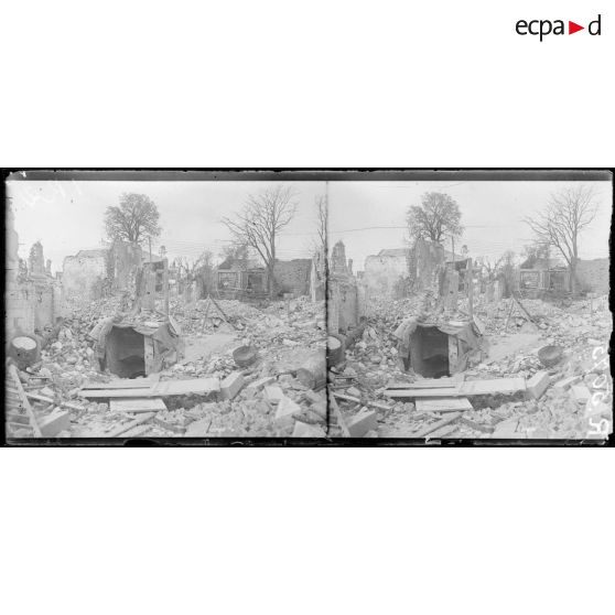 Montdidier. Uns chapelle de soldats dans les ruines. [légende d'origine]