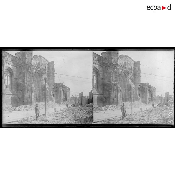 Montdidier. La rue St Pierre et l'église St Pierre. [légende d'origine]