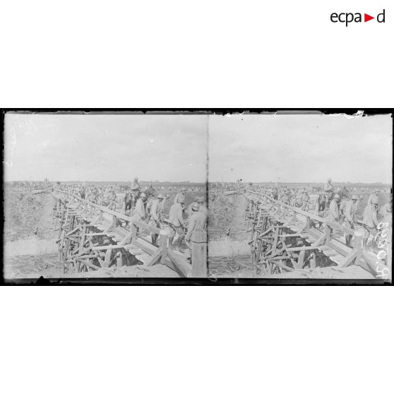 Route d'Ercheu à Libermont. Pont sur le canal du Nord, établi par le 9ème Génie. Convois sur le pont. [légende d'origine]