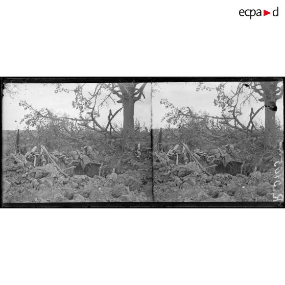 Au sud de Libertmont. La ligne de résistance allemande. Mitrailleuses abandonnées. [légende d'origine]