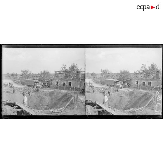 Ercheu (Somme). La route que les allemands ont fait sauter. [légende d'origine]