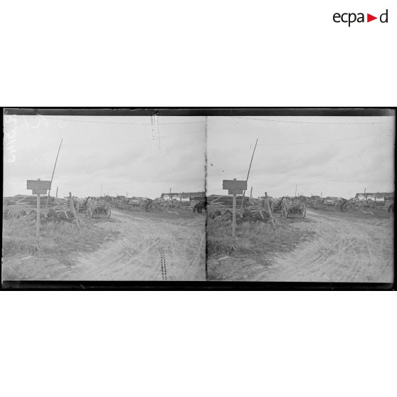 Hangest-en-Santerre (Somme). Centre de récupération du  31ème Corps. Au 1er plan, matériel allemand capturé. [légende d'origine]