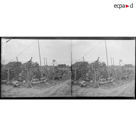 Hangest-en-Santerre (Somme). Centre de récupération du  31ème Corps. Fusils, mitrailleuses, minen d'accompagnement etc... pris aux allemands. [légende d'origine]