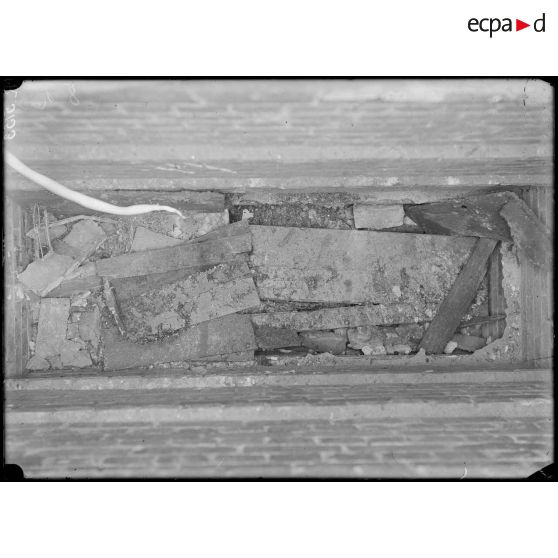 Hangest (Somme). Sépulture non identifiée violée par les allemands. Les cercueils brisés. [légende d'origine]