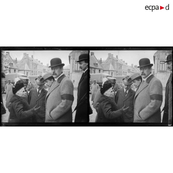 Ham (Somme). Les membres de la mission s'entretiennent avec les habitants restés pendant l'occupation allemande. [légende d'origine]