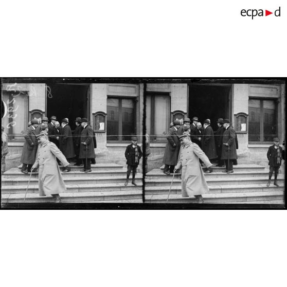 Ham (Somme). Adieux au maire. [légende d'origine]