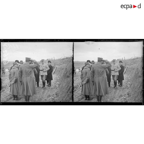 Jussy (Aisne). Les membres de la mission viennent saluer le général Targe. [légende d'origine]