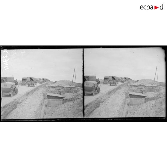 Région de Reims. Offensive d'avril 1917. Ravitaillement en munitions par auto-camions. [légende d'origine]