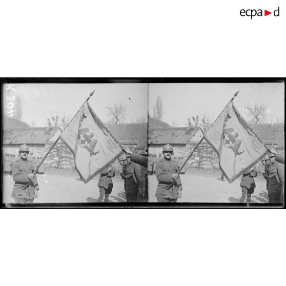 Muizon (Marne). Remise de la Croix de la légion d'honneur par le général Ragueneau à M. Piatt Andrew, fondateur des autos ambulances américaines. [légende d'origine]