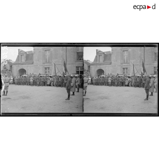 Muizon (Marne). Remise de décorations et de la Croix de guerre à des officiers. [légende d'origine]