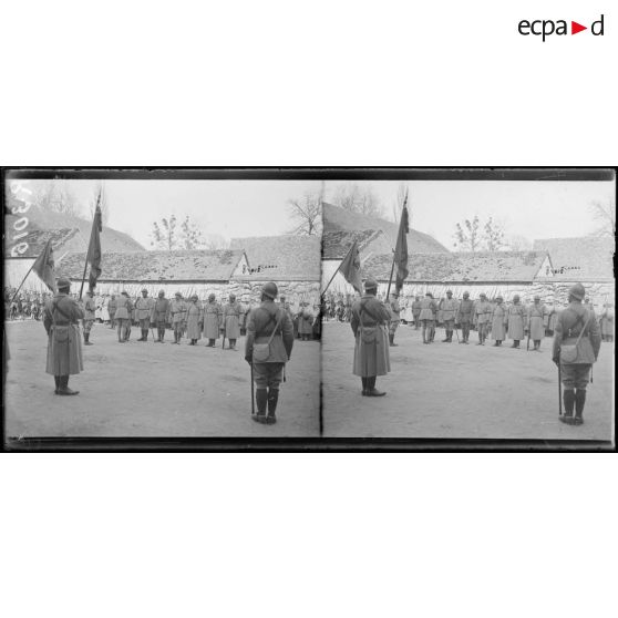 Muizon (Marne). Remise de décorations et de la Croix de guerre à des officiers. [légende d'origine]