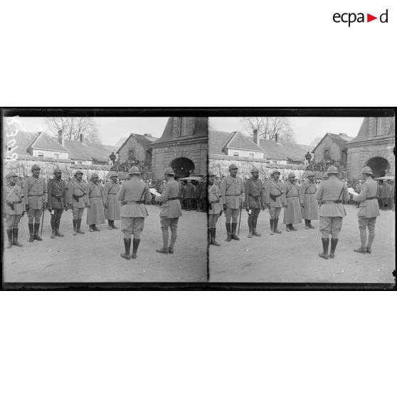 Muizon (Marne). Remise de décorations et de la Croix de guerre à des officiers du service automobile. [légende d'origine]