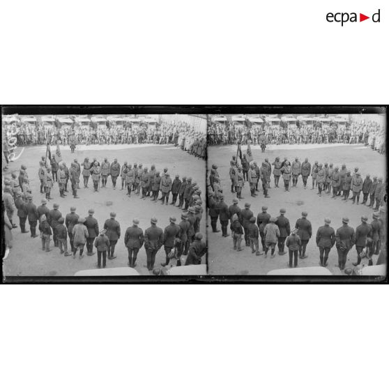 Muizon (Marne). Remise de Croix de guerre à des conducteurs de sections d’autos. [légende d'origine]