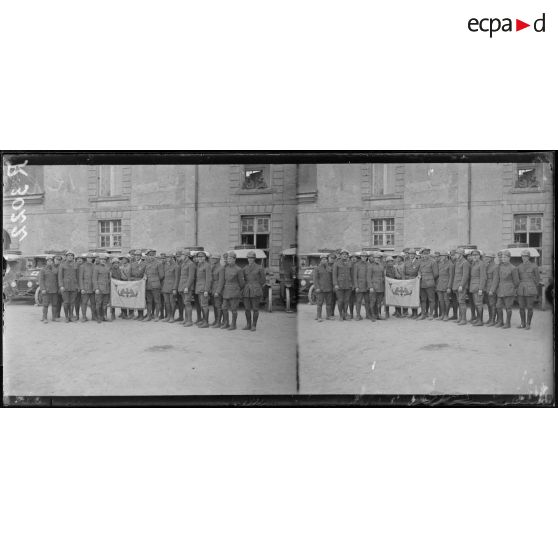 Muizon (Marne). Le drapeau de la section américaine d'autos ambulances. [légende d'origine]