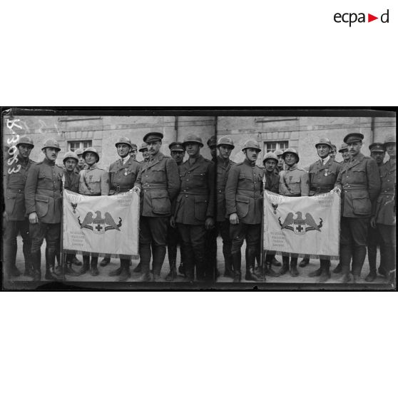 Muizon (Marne). Monsieur Piatt Andrew et le personnel d'ambulances américaines. [légende d'origine]