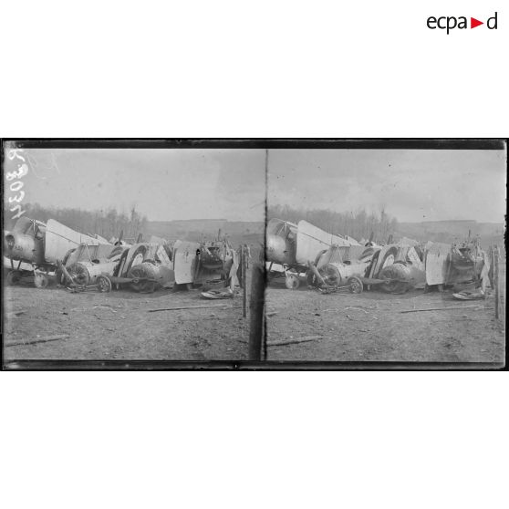 Région de Reims. Un cimetière d'avions. Débris renvoyés à l'arrière. [légende d'origine]