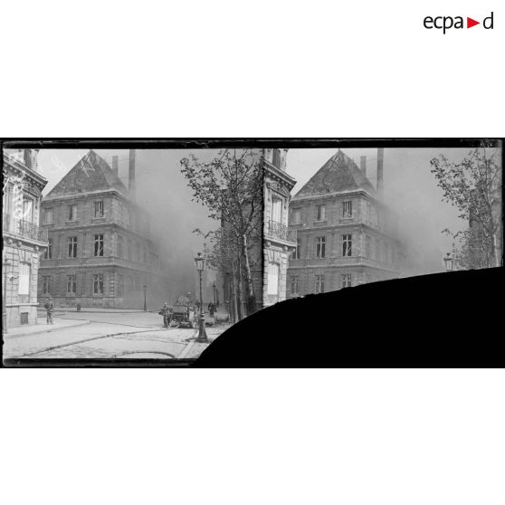 Reims. Bombardement par obus. Incendie de l'hôtel de ville. [légende d'origine]