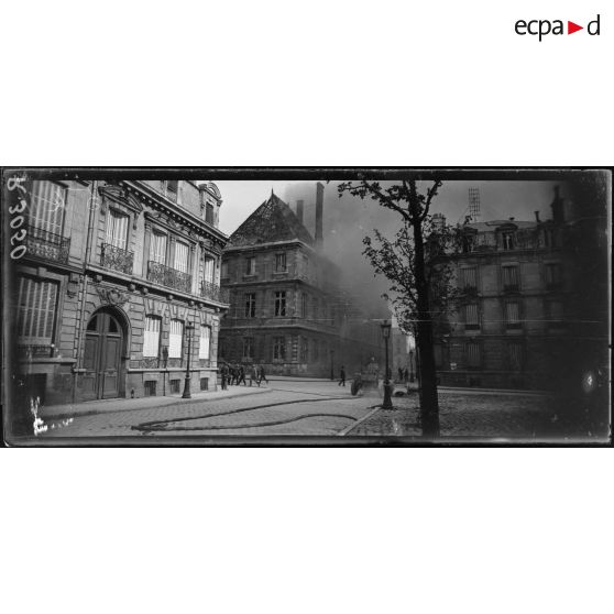 Reims. Bombardement par obus. Incendie de l'hôtel de ville. [légende d'origine]