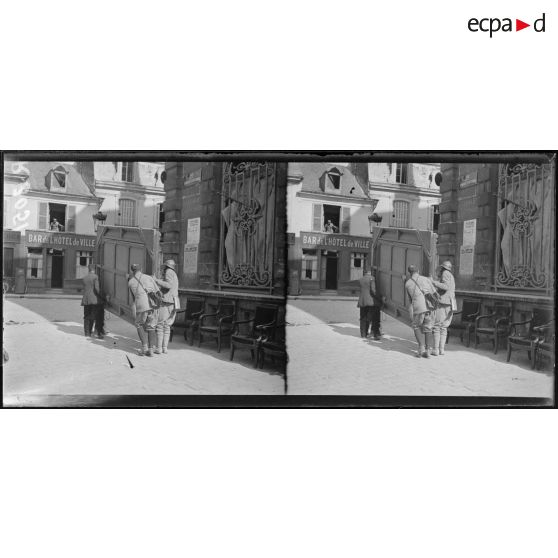 Reims. Pendant l'incendie. Enlèvement des tableaux de l'hôtel de ville. [légende d'origine]