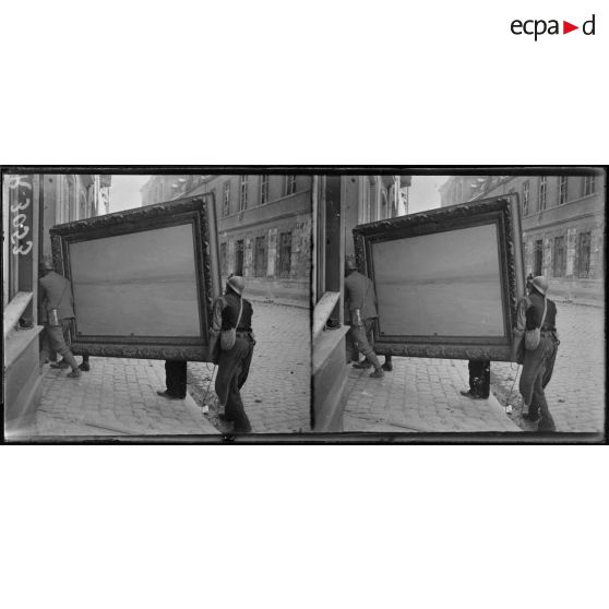 Reims. Pendant l'incendie, enlèvement des tableaux de l'hôtel de ville. [légende d'origine]