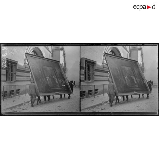 Reims. Pendant l'incendie, enlèvement des tableaux de l'hôtel de ville. [légende d'origine]