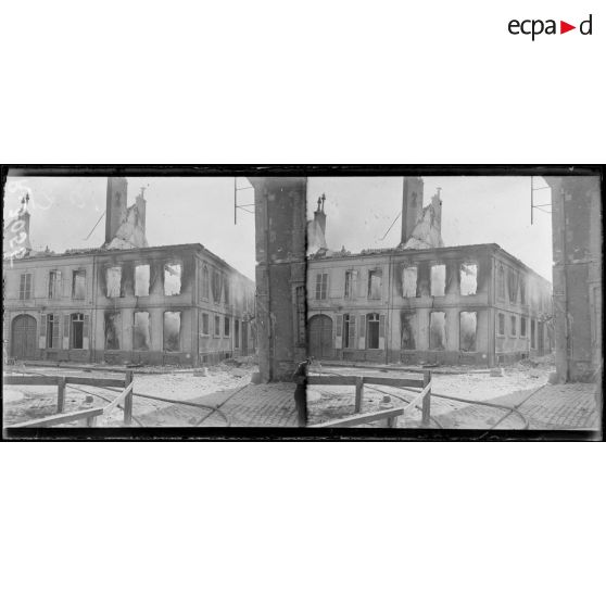Reims. Angle des rues du Marc et de la Prison. Endroit où l'incendie a pris naissance pour gagner ensuite le quartier de l'hôtel de ville. [légende d'origine]