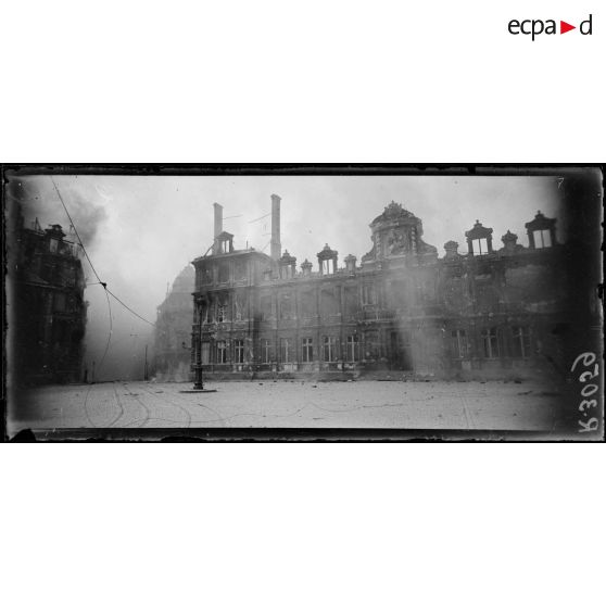 Reims. Bombardement par obus incendiaires. Incendie de l'hôtel de ville. [légende d'origine]