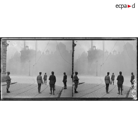 Reims. Bombardement par obus incendiaires. Incendie de l'hôtel de ville. [légende d'origine]