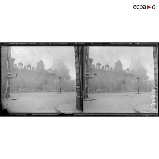 Reims. Pendant le bombardement. Incendie de l'hôtel de ville. [légende d'origine]